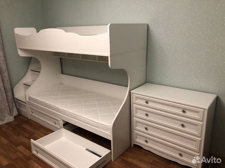 Двухярусная детская кровать с комодом