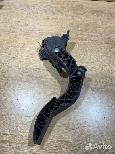 Педаль газа Audi A4 B7 301066