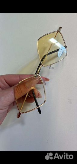 Очки с цепочкой хит сезона