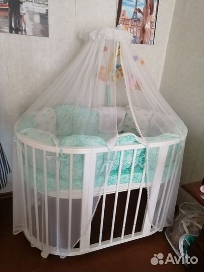 Детская кроватка с маятником