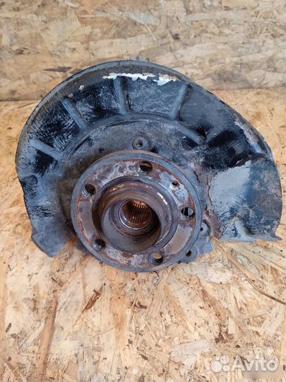 Кулак передний правый volkswagen polo 2011