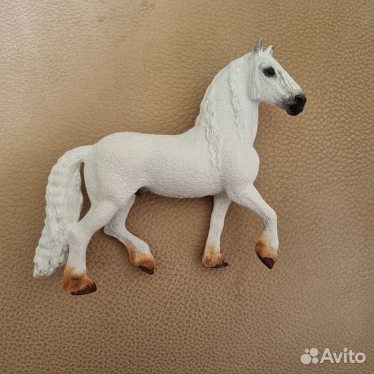 Лошади schleich фризский жеребец белый