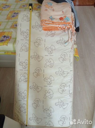 Детская кроватка с маятником