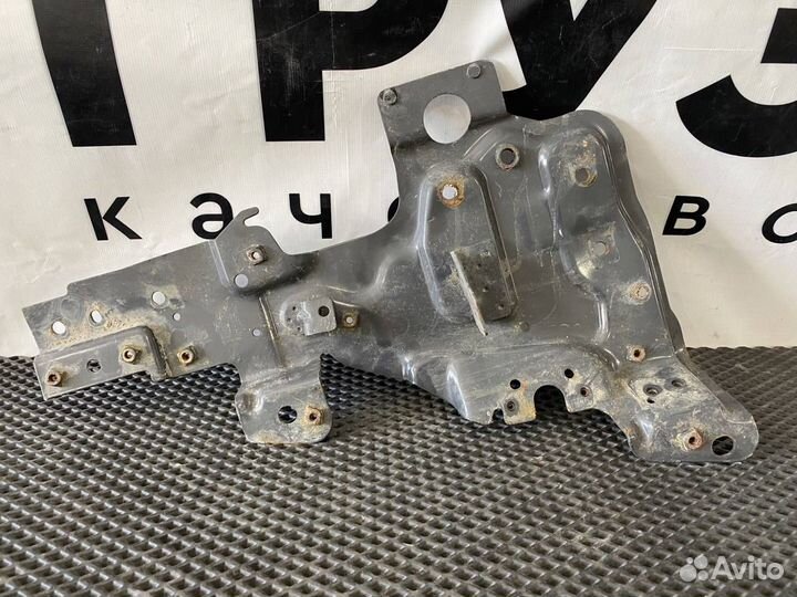 Кронштейн решетки радиатора правый Volvo FH4