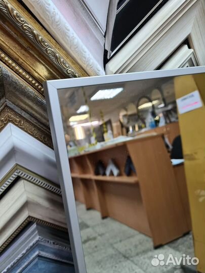 Зеркало настенное в металлической раме