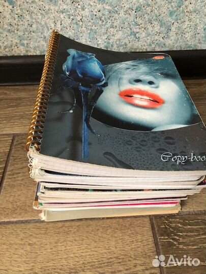 Большая стопка общих тетрадей и тетрадные листы