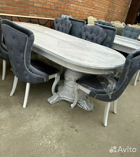 Стол и стулья