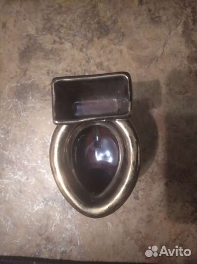 Золотой сувенирный унитаз