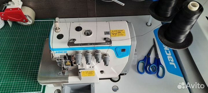 Оверлок Jack E4S-4-M03/333 (комплект голова + стол