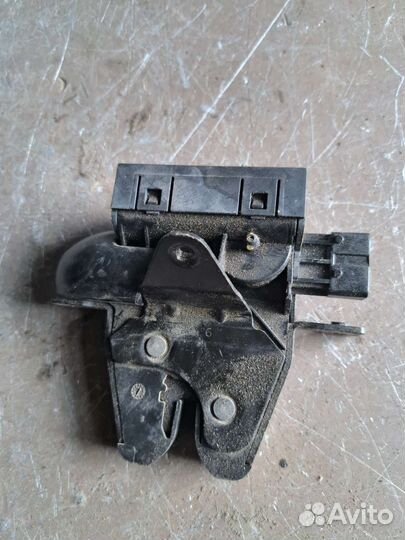 Замок крышки багажника на Cadillac bls