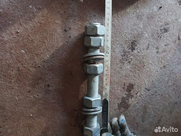 Шпилька с гайками и шайбами