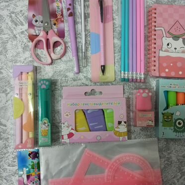 Блокноты ручки фломастеры карандаши в школу