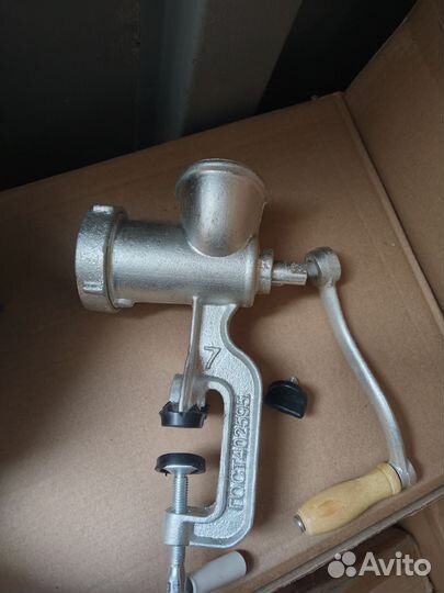 Мясорубка ручная чугунная новая