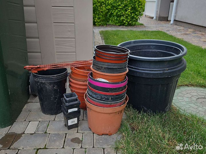 Горшки для растений и бамбуковые палки