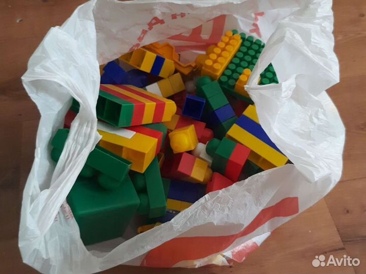 Развивающие игрушки: кубики и лего