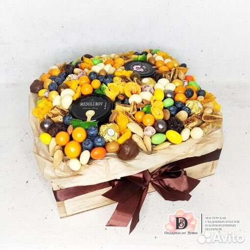 Подарочный набор с орехами, сухофруктами, ягодами