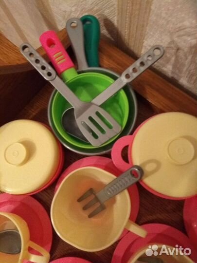 Игрушечная посуда и газовая плита