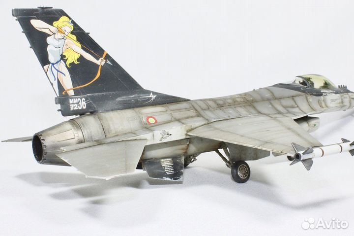 Модель самолета F-16 Fighting Falcon