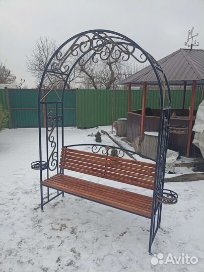 Садовая арка со скамейкой