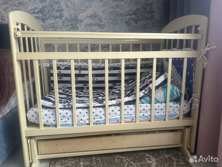 Детская кроватка с маятником