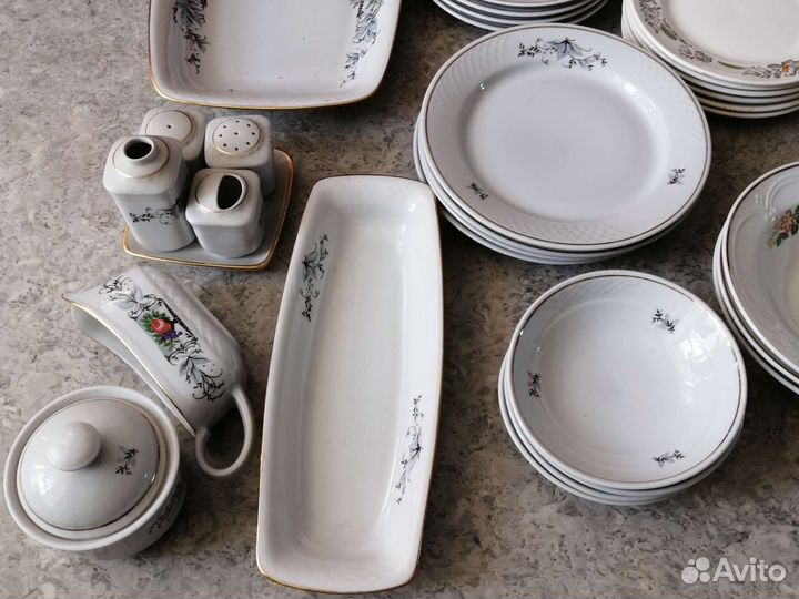 Тарелки и предметы столового сервиза
