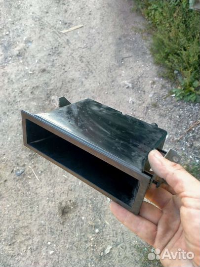 Вещевой ящик Nissan Primera P10