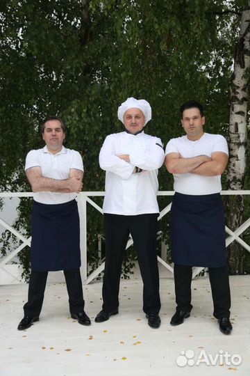 Поющие официанты и шеф повар