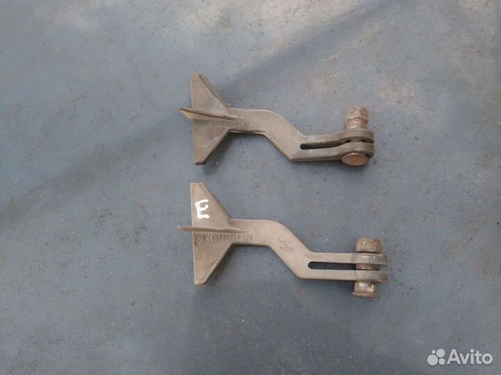 Язычок открывания капота на Мерседес Е124 190 w201