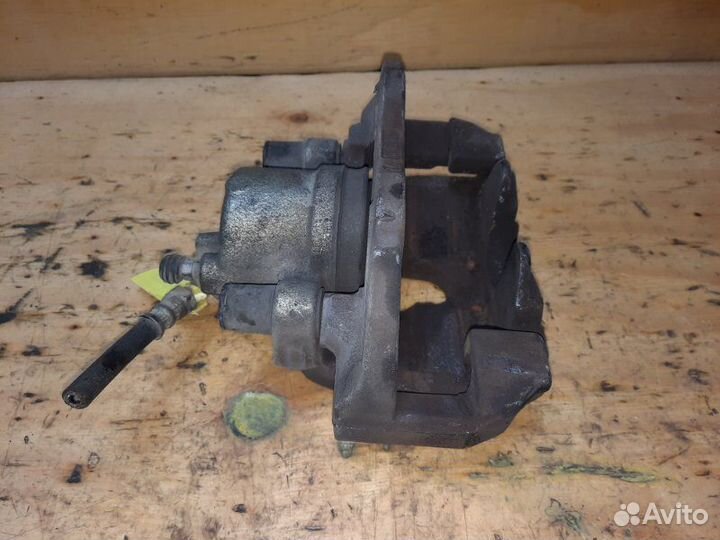 Суппорт передний левый Mazda Axela BK5P zyve 2004