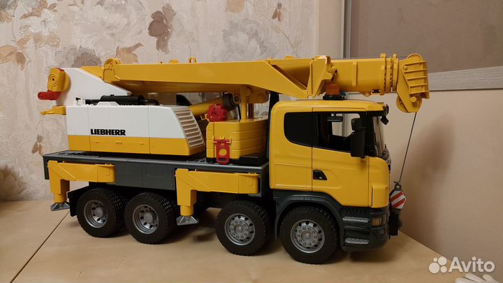 Игрушечный кран Bruder