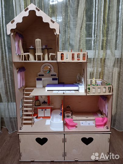 Большой деревянный кукольный домик с мебелью