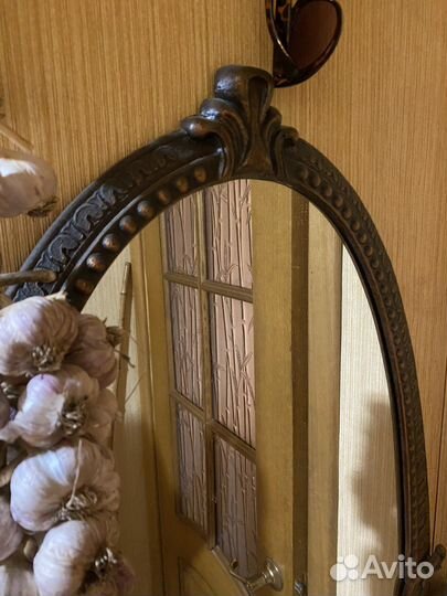 Винтажное зеркало в каменной раме