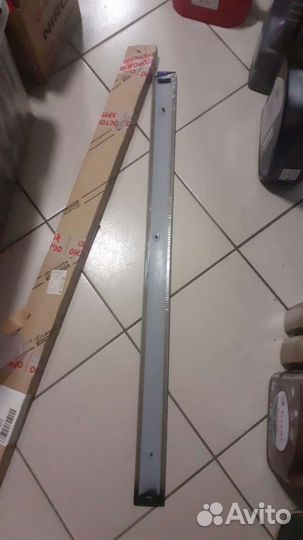 Молдинг передней правой двери Toyota