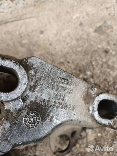 Кронштейн двигателя правый Audi A6 C5.2,5 TDI