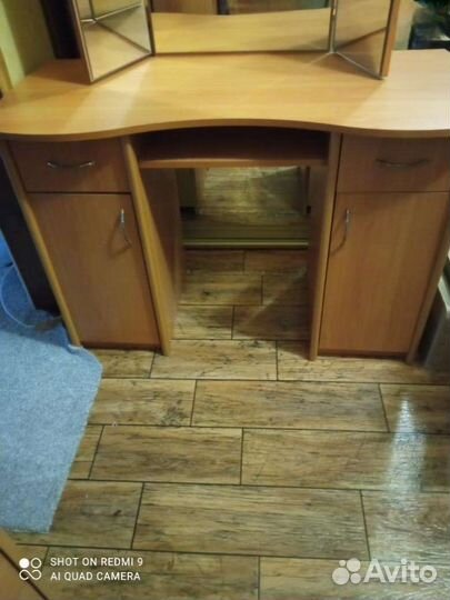 Туалетный столик с зеркалом