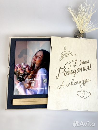 Трек пластинка (постер) с оживающим видео