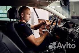 Разгонный водитель автосалона Лада