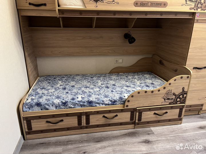 Продается двухярусная кровать со стелажом Корсар