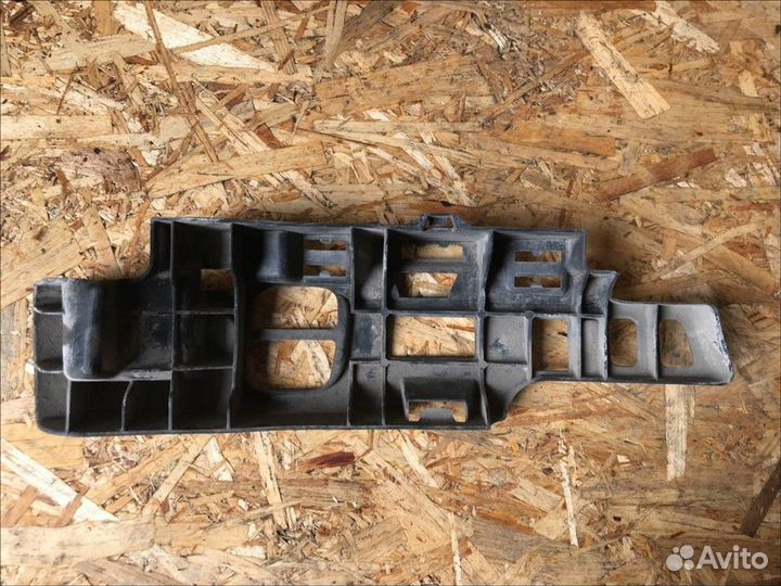 Направляющая заднего бампера правая седан