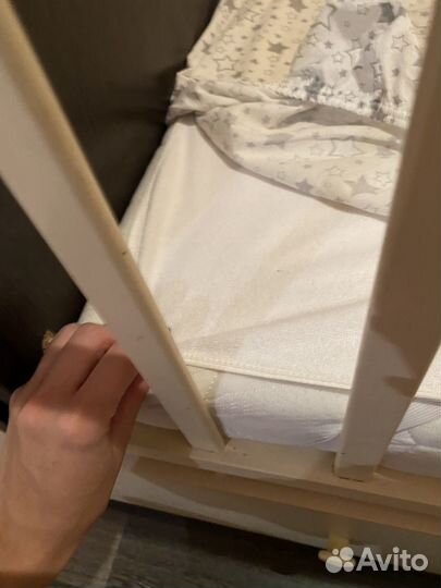 Детская кроватка с маятником и ящиком