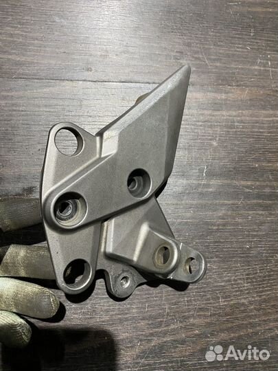 Кронштейн левой подножки для z1000sx 11-13