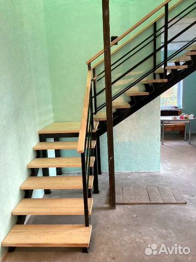 Лестница на второй этаж железная