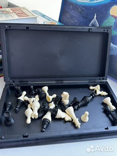 Книги детские и шахматы