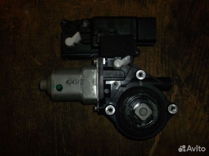 Моторчик стеклоподъемника передний правый