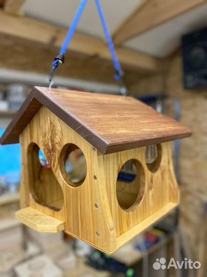 Кормушка для птиц и белок из дерева