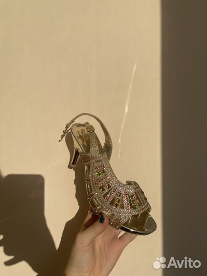 Золотые босоножки на каблуке в камнях