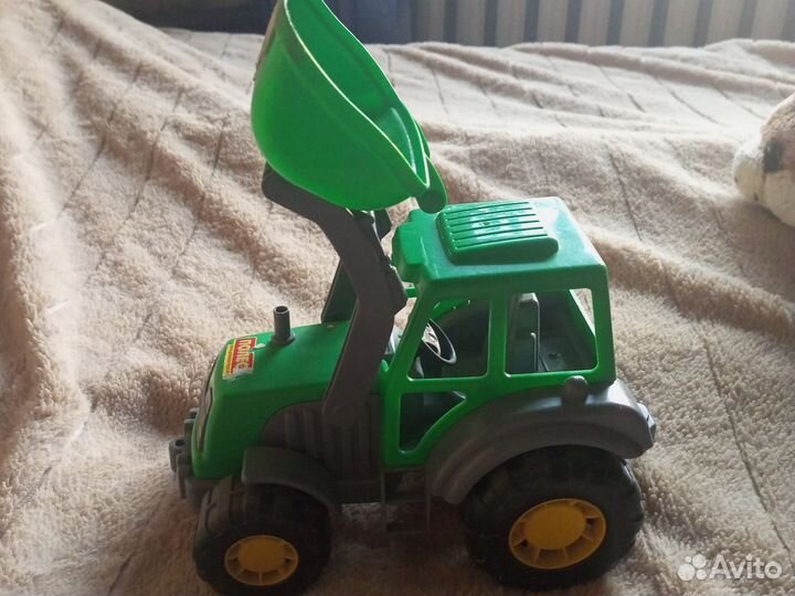 Трактор игрушка