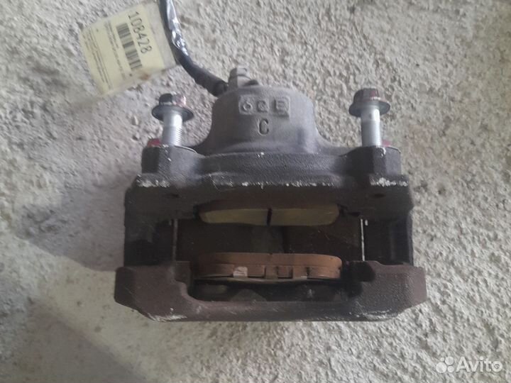 Суппорт передний правый Toyota Mark X GRX120