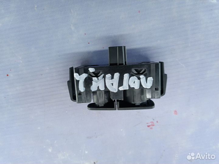 Кнопка аварийной сигнализации Renault Logan 2