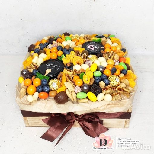 Подарочный набор с орехами, сухофруктами, ягодами